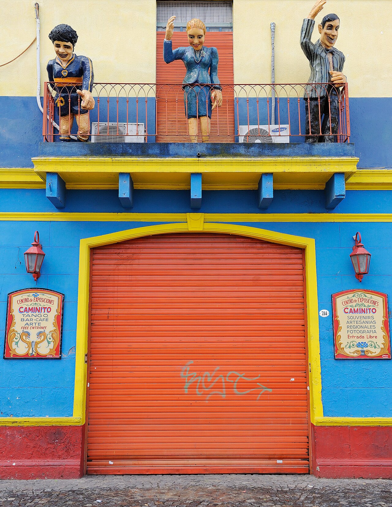 Building y sculptures on Caminito en Buenos Aires, Argentina (15938966161)