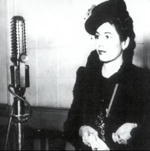 Eva Perón - Ante un micrófono -ca 1941