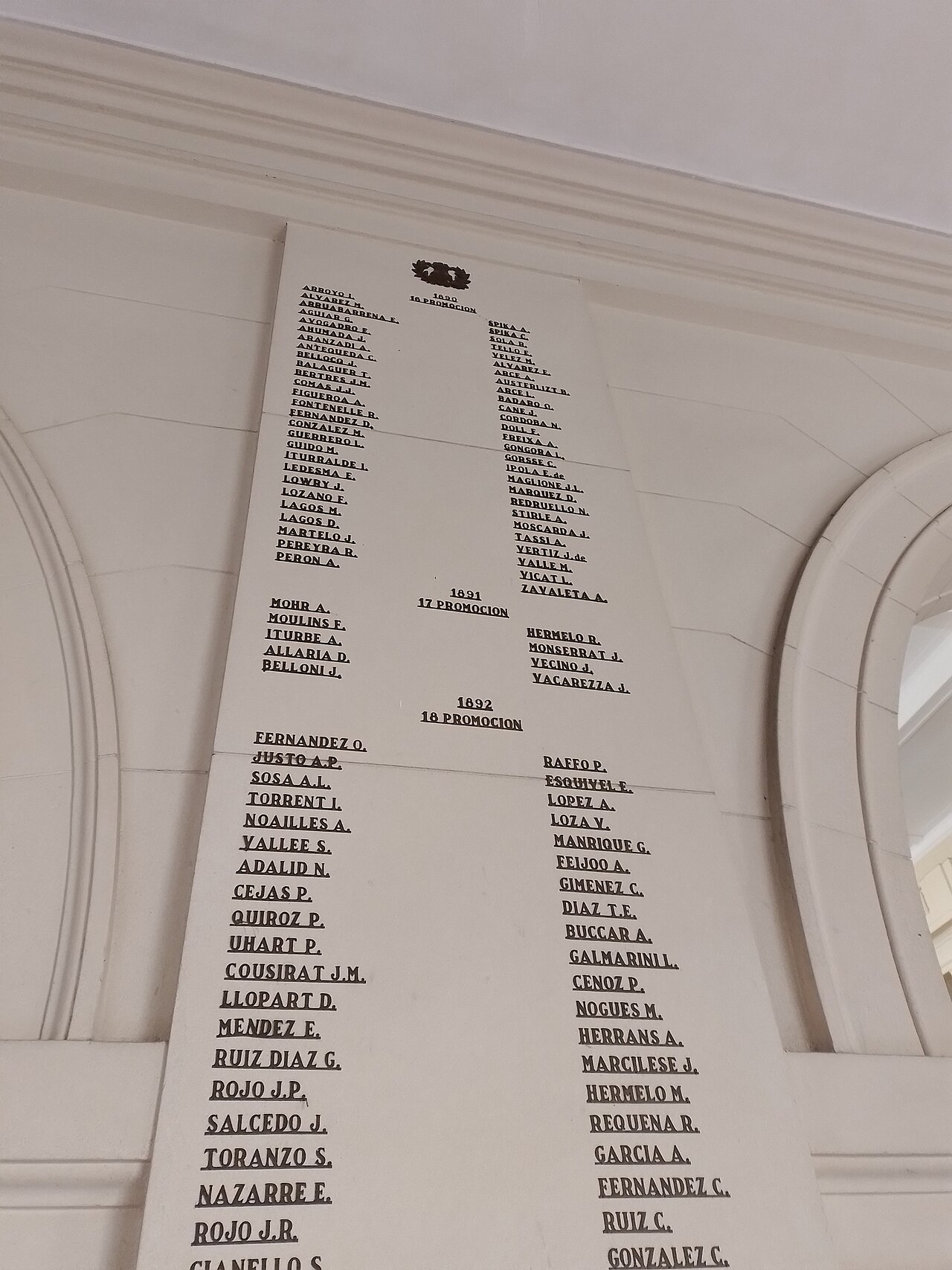 Columna de honor de las primeras promociones del CMN