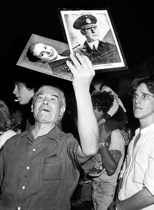 Evita y Perón. militantes