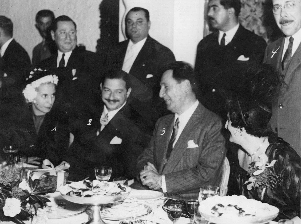 Evita, Pablo Manguel y Juan Domingo Perón en un evento en apoyo a la comunidad judía
