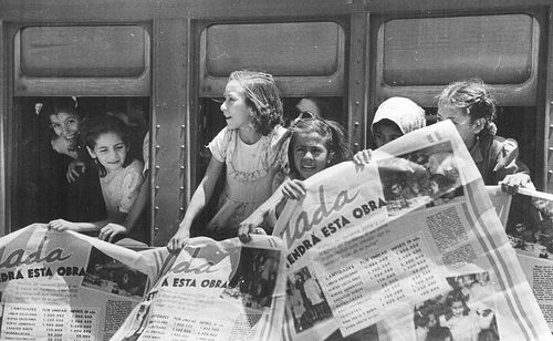 Argentina - Niñas partiendo a una colonia de vacaciones de la Fundación Eva Perón