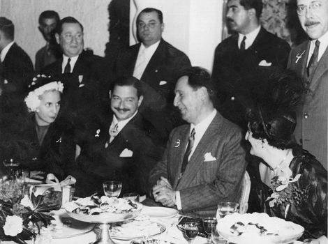 Evita, Pablo Manguel y Juan Domingo Perón en un evento en apoyo a la comunidad judía